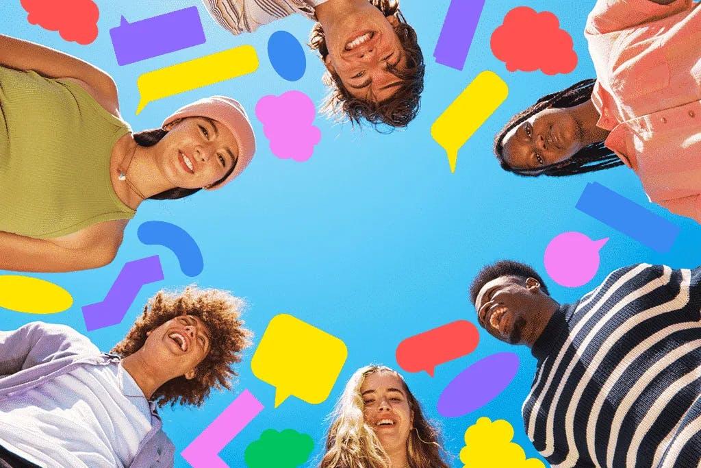 Sechs lachende Teenager, mehrfarbige Schilder auf blauem Hintergrund